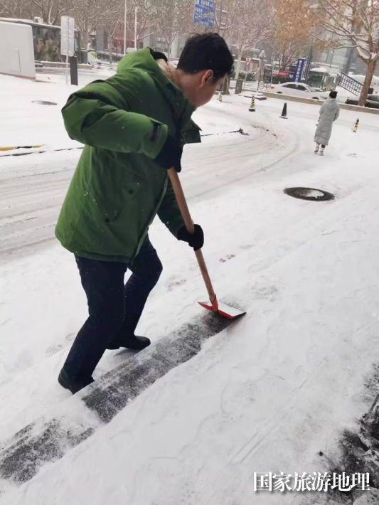 天博tb综合体育北京迎明显降雪 朗丽兹酒店开展扫雪除冰暖心行动(图1)