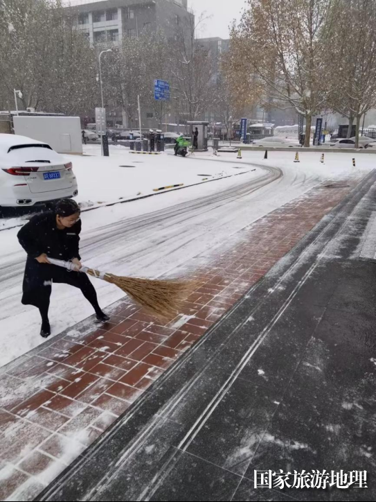 天博tb综合体育北京迎明显降雪 朗丽兹酒店开展扫雪除冰暖心行动(图2)